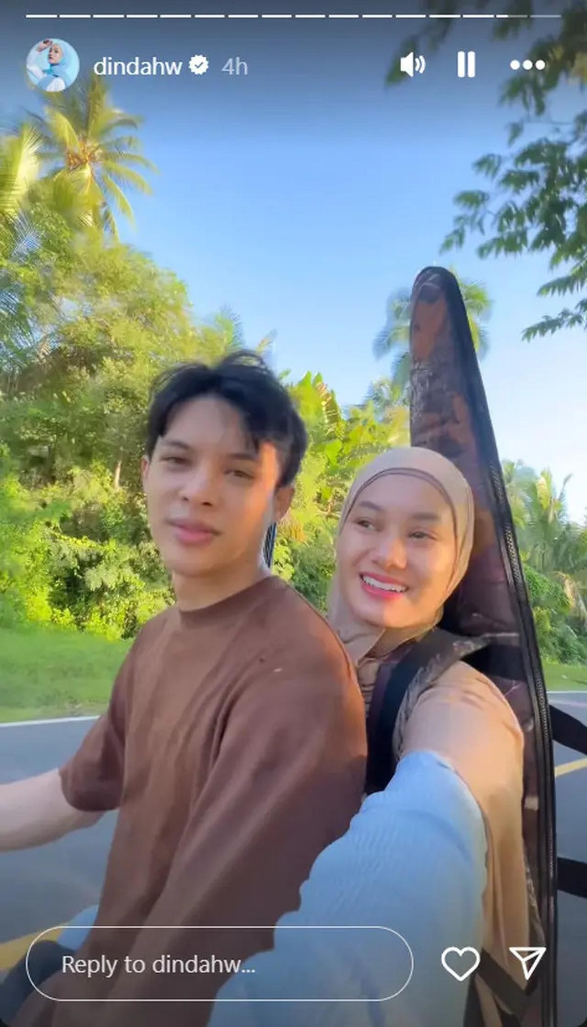 6 Potret Kegiatan Rey Mbayang di Kampung Halaman, Mudik Lebaran Bareng Anak dan Istri
