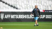 Pelatih Timnas Vietnam, Park Hang-seo saat latihan resmi menjelang laga semifinal Piala AFF 2022 melawan Timnas Indonesia yang berlangsung di Stadion Utama Gelora Bung Karno (SUGBK), Jakarta, Kamis (05/01/2023). (Bola.com/Bagaskara Lazuardi)
