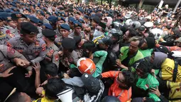 Sejumlah mahasiswa terlibat aksi saling dorong dengan petugas kepolisian setelah dihalangi saat berusaha menuju gedung DPR untuk menyampaikan aspirasi di Jakarta, Kamis (27/8/2026). (KLY/Budy Santoso)