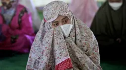 Seorang perempuan Muslim menangis saat sholat ghaib dan doa bersama untuk seluruh kru KRI Nanggala 402 yang tenggelam, di Surabaya, Jawa Timur, Senin (26/4/2021). TNI resmi menyampaikan kapal selam KRI Nanggala-402 dinyatakan tenggelam setelah sebelumnya dinyatakan hilang kontak (AP Photo/Trisnadi)
