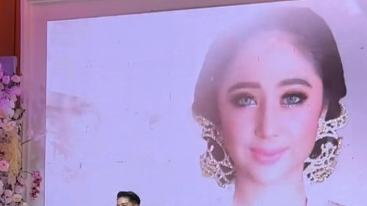 Potret Dewi Perssik Resmi Dilamar Pacar Pilotnya, Cantik Menawan Pakai Gaun Keluarga