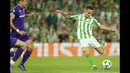 Pemain Real Betis, Antony berusaha melepaskan tembakan ke gawang Fiorentina dalam laga leg 1 semifinal Conference League 2024/2025 di Benito Villamarin Stadium, Sevilla, Spanyol, Kamis (01/05/2025) waktu setempat. (AP Photo/Jose Breton)