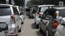 Seorang sopir sopir taksi online beristirahat saat demo di Jalan Medan Merdeka Barat, Jakarta, Rabu (14/2). Para pengemudi meminta Menteri Perhubungan Budi Karya untuk menghapus Permenhub Nomor 108 Tahun 2017. (Liputan6.com/Arya Manggala)