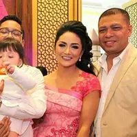 "Tamu special Amora hari ini.Kk Aurel,kk Ziel & princess Arsy." Tulis raullemos06 sebagai keterangan foto bersama dengan dua anak pernikahan KD dengan Anang, Aurel dan Ziel dan Arsy, anak Ashanty dengan Anang. (Instagram/raullemos06)