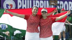 Ganda putri Indonesia, Beatrice Gumulya / Jessie Rompies, merayakan gelar juara usai mengalahkan wakil Thailand pada laga final SEA Games 2019 di Tennis Court Rizal Memorial Sports Complex, Manila Sabtu (7/12). Indonesia menang dengan skor 6-3 dan 6-3. (Bola.com/ M Iqbal Ichsan)