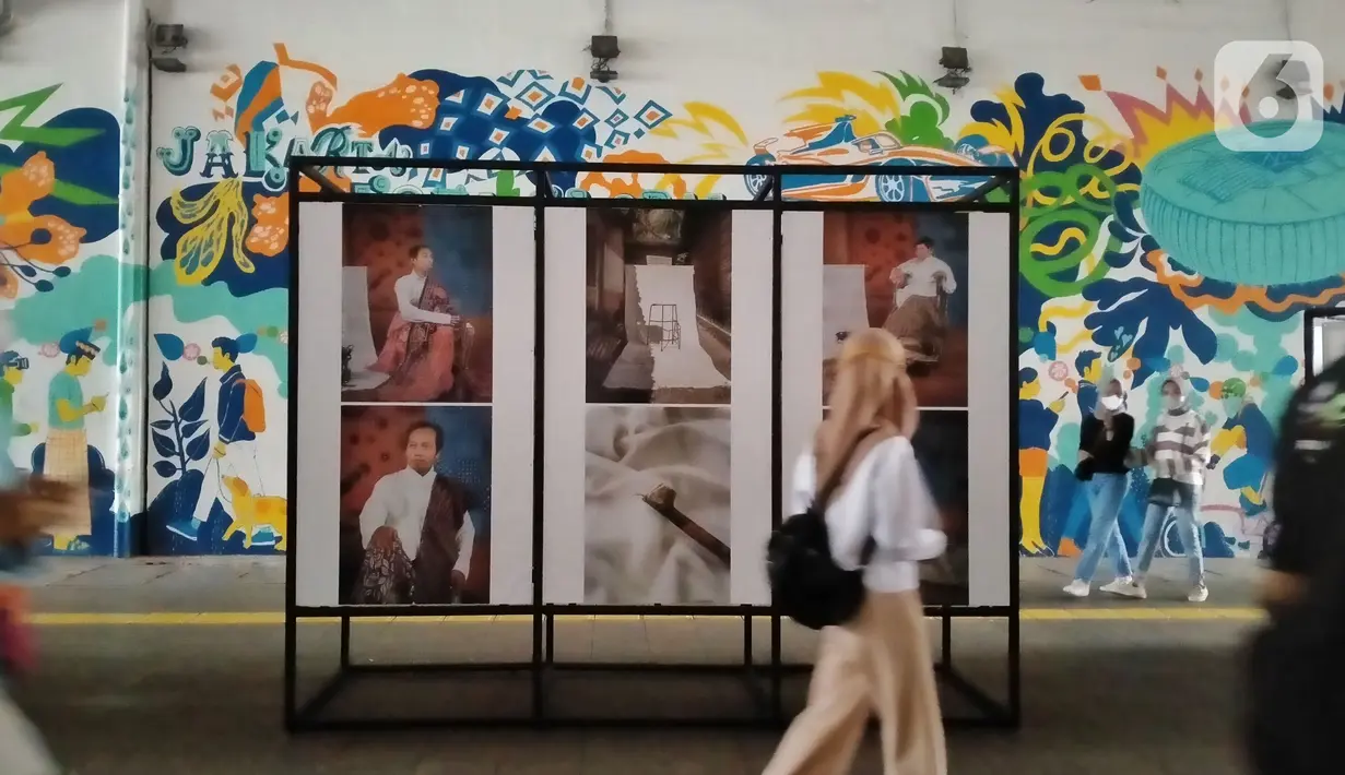 Warga mengamati karya dalam pameran foto cerita Hari Hak Asasi Manusia 2022 di Terowongan Kendal, Jakarta Pusat, Senin (5/12/2022). Tema dari pameran ini adalah inklusi disabilitas, hak masyarakat adat melalui pelestarian bahasa asli, dan bioskop bisik. (Liputan6.com/Magang/Aida Nuralifa)