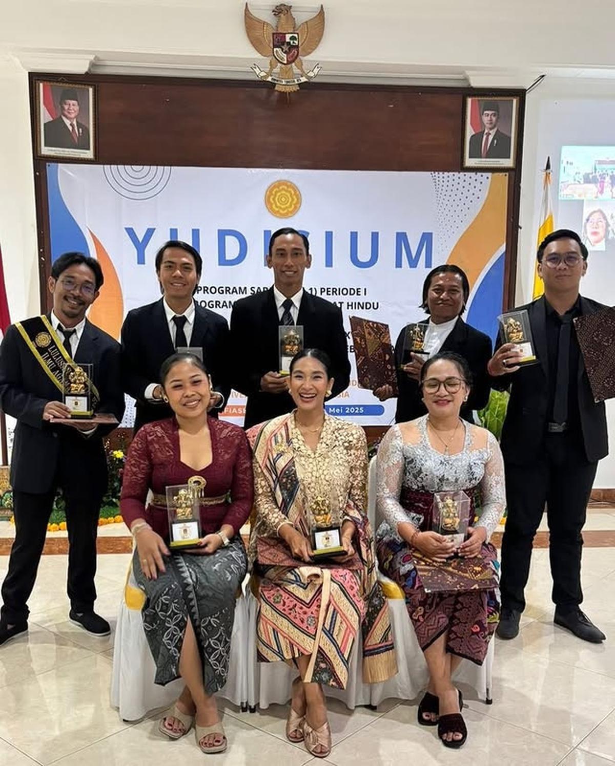 Potret Happy Salma Lulus S-1 Filsafat Hindu di Usia 45 Tahun, Tampil Cantik Kala Yudisium di Bali
