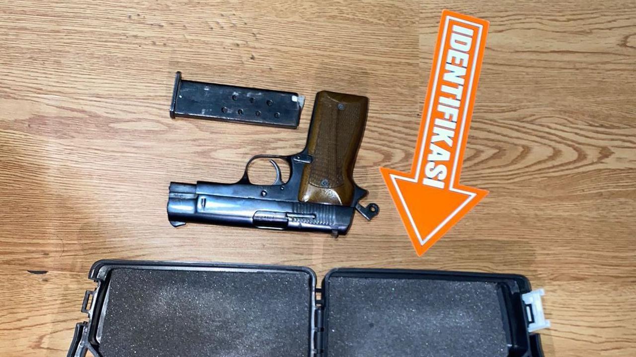This is titUntuk tersangka R diamankan sepucuk senpi jenis SIG Sauer P22 lokal dan satu pucuk Airgun.