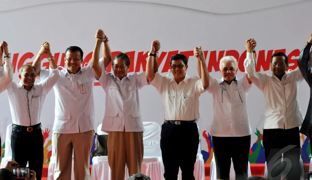 Ali Masykur Musa bersama Hatta Rajasa, Mahfud MD dan tokoh lainnya mengangkat tangan bersama sebagai bentuk dukungan terhadap pasangan Prabowo-Hatta pada Pilpres 2014, Jakarta, Rabu (28/5/2014) (Liputan6.com/Johan Tallo).