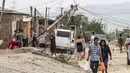 Warga memperbaiki instalasi listrik yang putus setelah hantaman Badai Newton di Los Cabos, Meksiko, Selasa (6/9). Menurut otoritas berwenang, Badai Newton telah mengakibatkan dua orang meninggal dan tiga lainnya hilang. (REUTERS/Fernando Castillo)