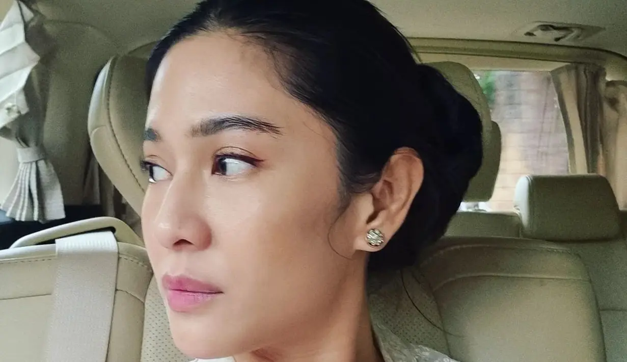 Belakangan Dian Sastrowardoyo rajin pakai kebaya. Momen berkebaya dalam sejumlah kegiatan diunggah bintang film Ada Apa Dengan Cinta? di akun Instagram terverifikasinya. Kebaya yang digunakan beragam motif, model, dan warna dari lengan pendek hingga panjang. Dian Sastrowardoyo salah satu artis yang mendukung pengajuan kebaya sebagai warisan budaya tak benda dari Indonesia ke UNESCO. (Foto: Dok. Instagram @therealdisastr)