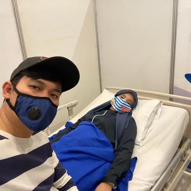 Indra Bekti memperlihatkan Aldila yang sedang terkulai lemas di ranjang perawatan sebuah rumah sakit. (https://www.instagram.com/p/CEEL78Kg7Lb/)