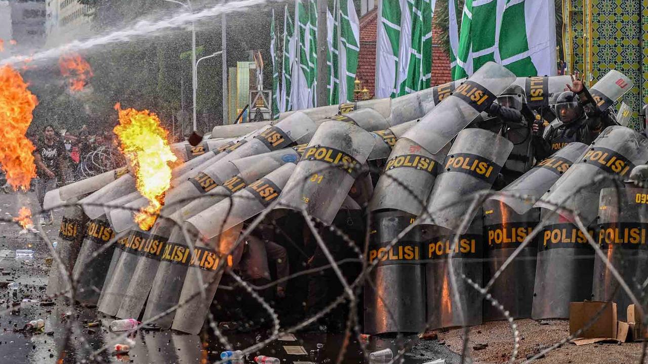 FOTO: Tolak UU TNI, Mahasiswa Lempar Bom Molotov ke Polisi