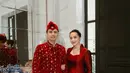 Nagita Slavina kenakan kebaya satin berkerah tinggi dari Studio Boh dengan paduan batik. Kebaya hadir dengan siluet heartline neck dan garis struktur tegas di bagian depan. Kerah tingginya dibuat mirip cape yang memanjang ke bawah [@raffinagita1717]