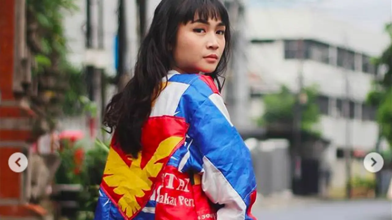 Super Kreatif, Seniman Ini Ubah Bendera Bekas Kampanye Jadi Jaket Kece