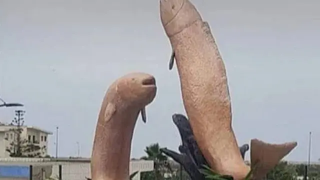 Diklaim Mirip Alat Kelamin, Patung Dua Ikan Ini Akhirnya Dihancurkan