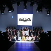 Sudah mulai memasuki penghujung akhir tahun 2016, ini tren tata dan warna rabmbut di tahun 2017. (via: Official JFW)