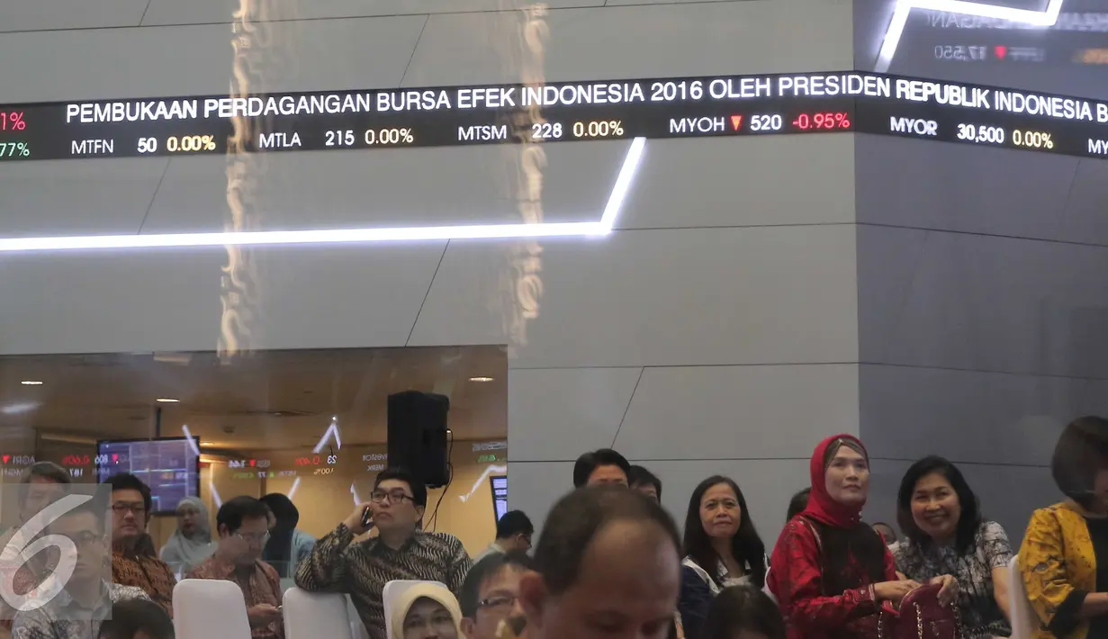 Suasana awal pembukaan perdagangan saham di Bursa Efek Indonesia, Jakarta, Senin (4/1). Mengawali pembukaan perdagangan bursa 2016, Indeks Harga Saham Gabungan (IHSG) menguat tipis 0,24 persen atau 10,80 poin di angka 4.580,17. (Liputan6.com/Angga Yuniar)