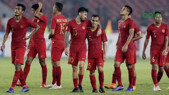 Pemain Timnas Indonesia, Stefano Lilipaly, berdiskusi dengan Riko Simanjuntak usai melawan Filipina pada laga Piala AFF 2018 di SUGBK, Jakarta, Minggu (25/11). Kedua negara bermain imbang 0-0. (Bola.com/M. Iqbal Ichsan)