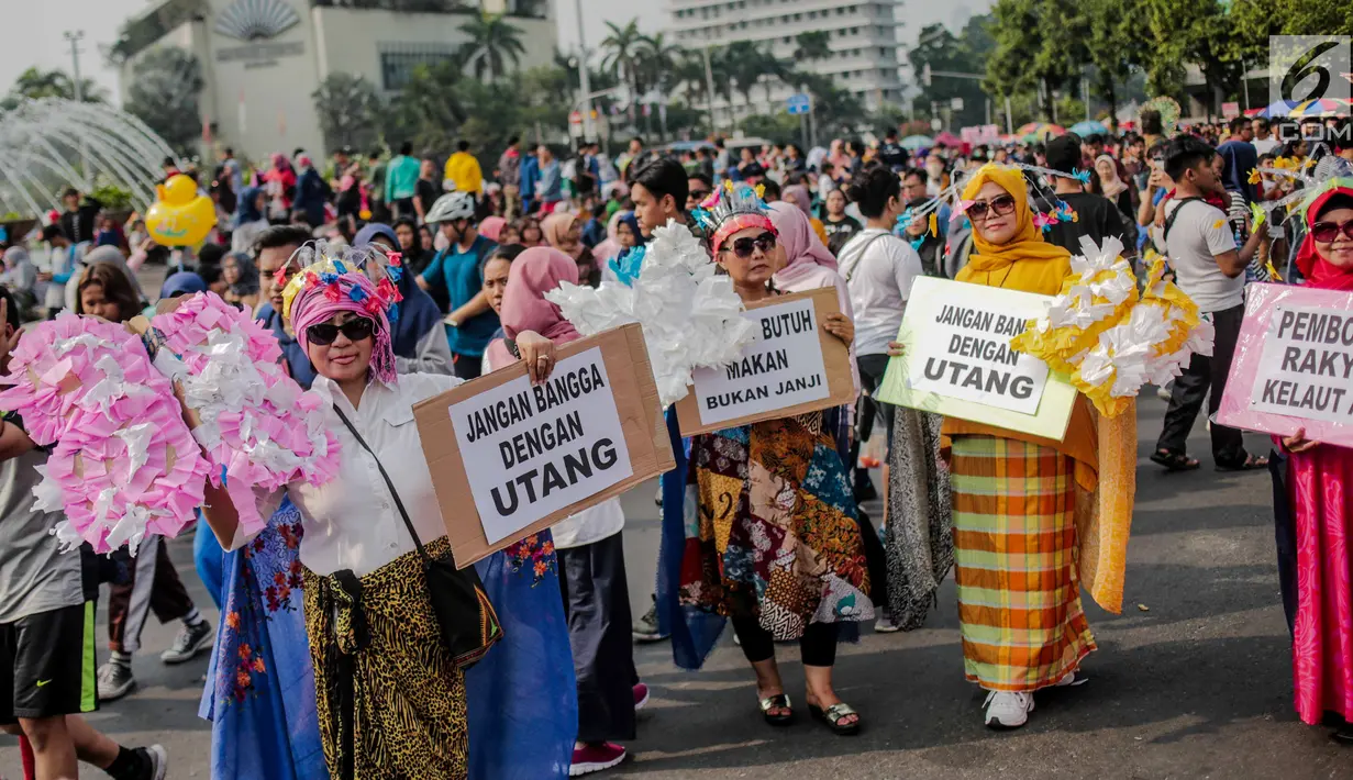 Sejumlah wanita yang tergabung dalam Emak-Emak Istana Cantik menggelar aksi saat car free day (CFD) di Bundaran HI, Jakarta, Minggu (4/8/2019). Dalam aksinya, mereka mengkritik kebijakan pemerintah soal ekonomi. (Liputan6.com/Faizal Fanani)