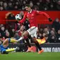 Bek Raphael Varane berebut bola dengan penyerang Nottingham Forest, Sam Surridge selama pertandingan leg kedua semifinal Piala Liga Inggris di Old Trafford di Manchester, Inggris, pada 1 Februari 2023. Menurut laporan Le Parisien yang dilansir dari Daily Mail, Kamis (2/2/2023), Varane ingin berhenti dari tugas internasional demi hanya fokus bersama klub. (AFP/Paul Ellis)