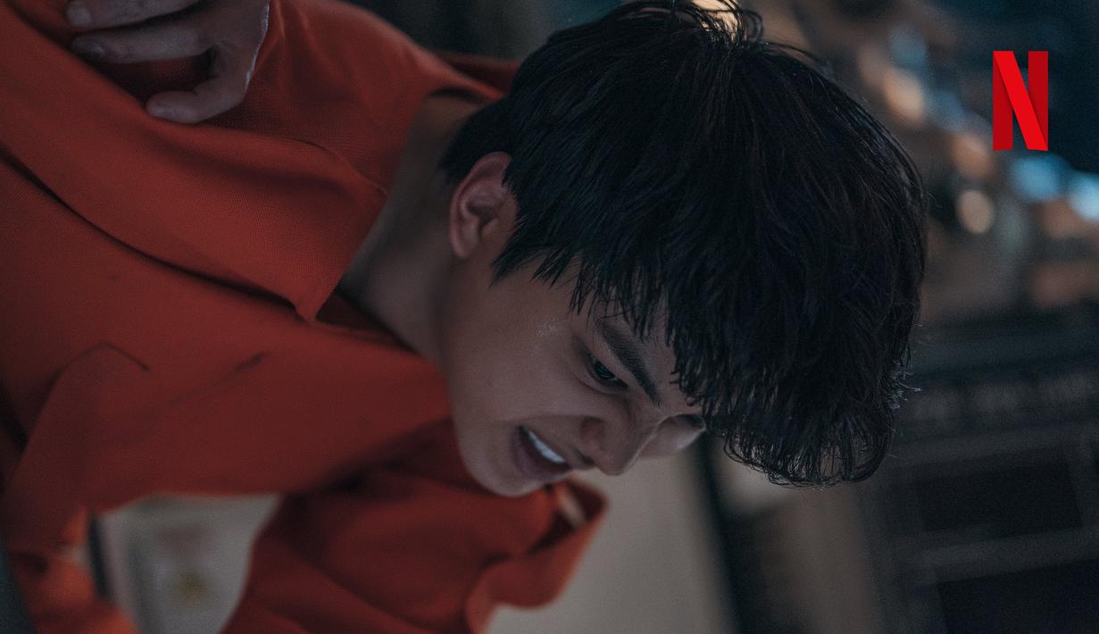 Bertekad untuk menyelesaikan konflik, Hyun Soo bergerak menuju ke Pangkalan Bencana Khusus, yang berisiko membuatnya jadi test subject. (Foto: Netflix)