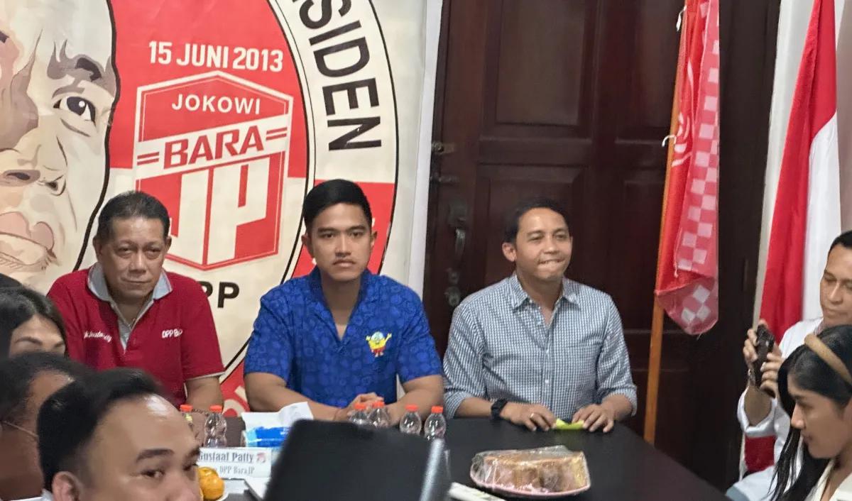 Kaesang tidak berkomentar banyak perihal putusan MK apakah nantinya berkaitan dengan Gibran. Namun, Kaesang hanya berharap agar kakaknya itu bisa memberikan yang terbaik.<br>