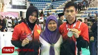 Sang ibunda Mairina Nawi (tengah), berfoto bersama anak dan mantunya, Iqbal dan Sarah, setelah keduanya berhasil merebut mendali emas pada ajang Asian Games 2018 di Jakarta. (Mairina Nawi for Times Indonesia)