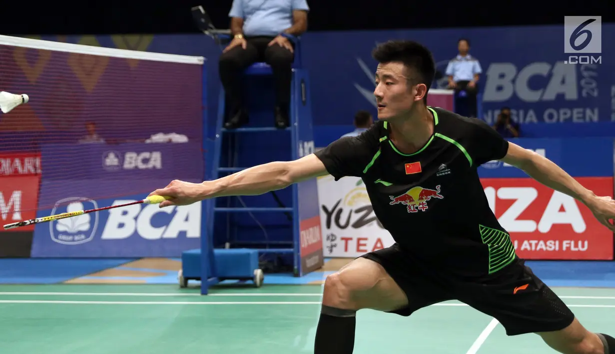 Pebulu Tangkis Tiongkok, Chen Long mengembalikan kok ke arah Tunggal Putra Indonesia, Jonatan Christie di Babak Kedua Indonesia Open 2017 di JCC Plenary Hal, Jakarta, Kamis (15/6). Jonatan kalah 9-21, 7-21. (Liputan6.com/Helmi Fithriansyah)