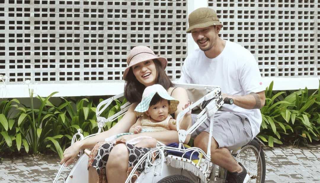 Rio Dewanto dan Atiqah Hasiholan liburan ke Yogyakarta [foto: instagram]