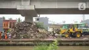 Petugas menggunakan alat berat untuk mengangkut sampah sisa banjir yang menumpuk di kawasan Cipinang Melayu, Jakarta, Senin (6/1/2020). Banjir yang menggenangi Jakarta dan sekitarnya sejak 1 Januari 2020 lalu menyisakan tumpukan sampah di sejumlah titik. (Liputan6.com/Immanuel Antonius)
