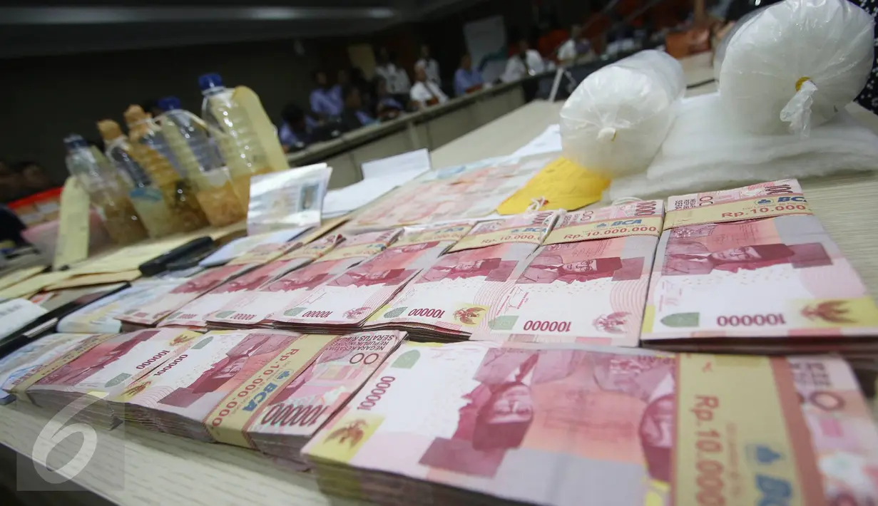 Barang bukti uang senilai Rp 100 juta dalam kasus penyelundupan benih lobster, di kantor KKP Jakarta, Senin (27/2). Penyelundupan bibit lobster ke Singapura dan Vietnam ini berpotensi merugikan negara mencapai Rp 7 miliar. (Liputan6.com/Immanuel Antonius)
