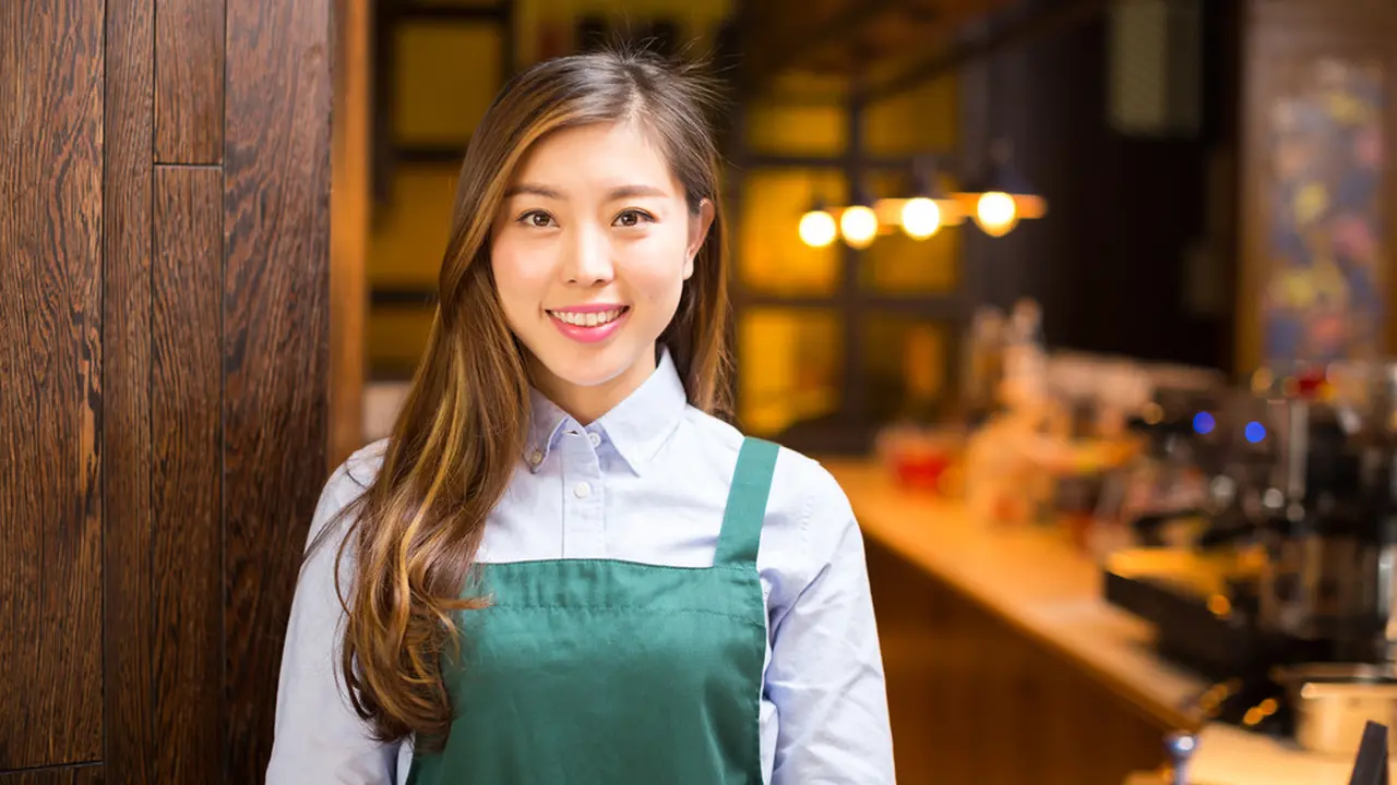 bekerja di kafe tersenyum
