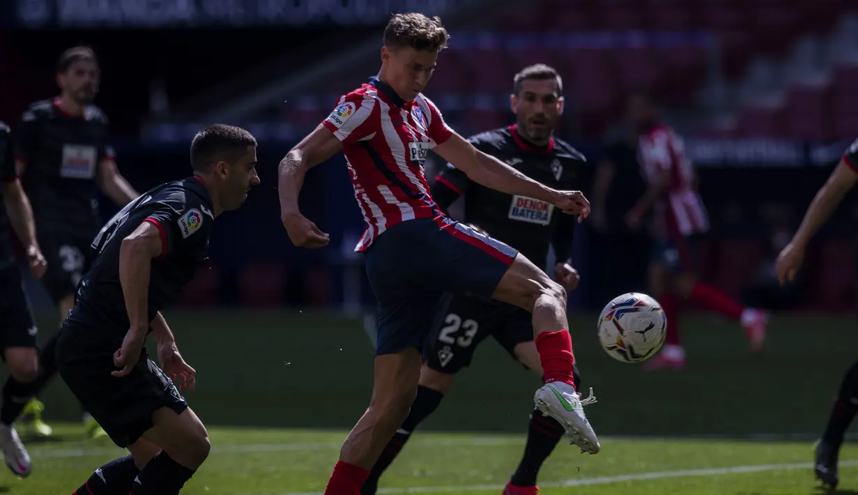 Gelandang Atletico Madrid, Marcos Llorente (tengah) melepaskan tendangan ke gawang Eibar dalam laga lanjutan Liga Spanyol 2020/2021 pekan ke-31 di Wanda Metropolitano Stadium, Madrid, Minggu (18/4/2021). Atletico menang 5-0 atas Eibar. (AP/Bernat Armangue)