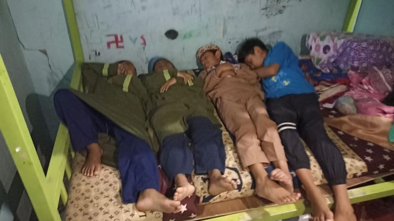 Namun siapa sangka, bangunan kecil tersebut rupanya bukan milik Fadli. Hingga kini, cicilan rumah yang tak begitu luas itu bahkan diketahui menunggak.