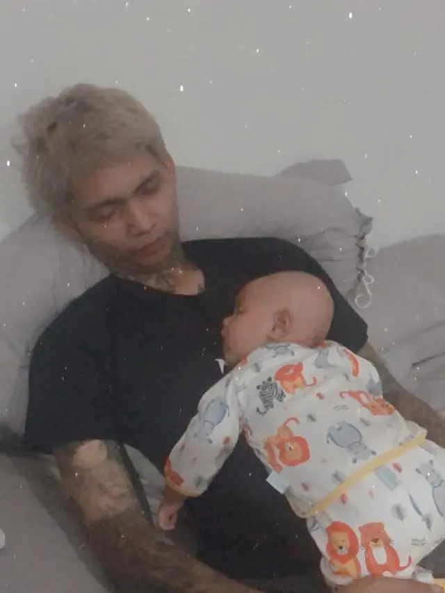 Momen Young Lex Asuh Baby Zaenab Alexander. (Sumber: Instagram/young_lex18)
