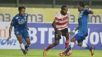 Gelandang Madura United, Engelberd Sani, berusaha melewati pemain Persib, Tony Sucipto, pada laga Torabika Soccer Championship 2016 di Stadion Si Jalak Harupat, Sabtu (28/5/2016). Kedua tim bermain imbang 0-0. (Bola.com/Vitalis Yogi Trisna)