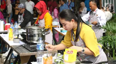 Finalis Lomba Masak Ikan Nusantara mengikuti acara Taste of Indonesia di Lippo Mall Kemang, Jakarta, Jumat (11/8). Sebanyak 10 koki terbaik ditantang untuk mengolah ikan menjadi hidangan Presiden Joko Widodo. (Liputan6.com/Immanuel Antonius)