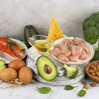 Berbagai jenis bahan makanan yang terdiri dari sayur, buah, daging, kacang, dan keju (Foto Dok: Freepik/freepik).