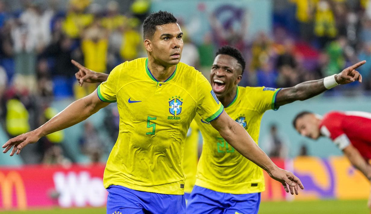Gelandang bertahan timnas Brasil Casemiro (kiri) melakukan selebrasi usai menjebol gawang Swiss di laga kedua grup G Piala Dunia 2022. Gol dari pemain Manchester United tersebut berhasil membuat Brasil melangkah ke babak 16 besar Piala Dunia 2022. (AP Photo/Andre Penner)