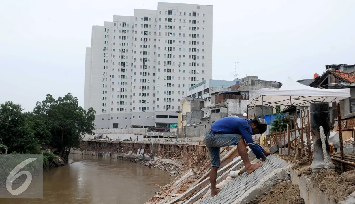 Suasana pemasangan turab di kawasan Kampung Melayu, Jakarta, Jumat (27/5) Pemasangan turab tersebut dilakukan untuk menormalisasikan Kali Ciliwung dan mengantisipasi banjir. (Liputan6.com/Helmi Afandi)