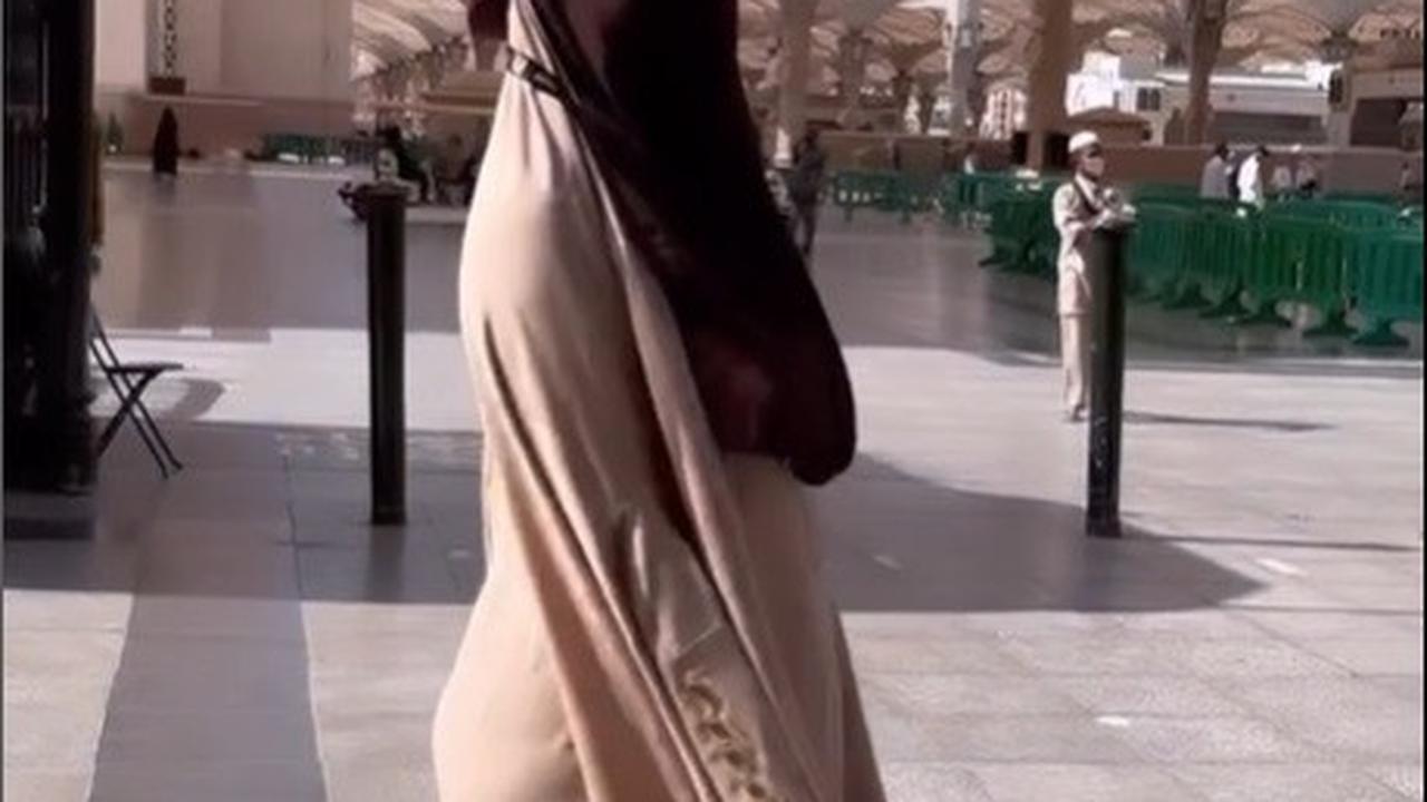 8 Potret Isa Zega yang Santai Bergaya dengan Cadar Saat Umrah, Disebut Nistakan Agama - Identitasnya Jadi Sorotan