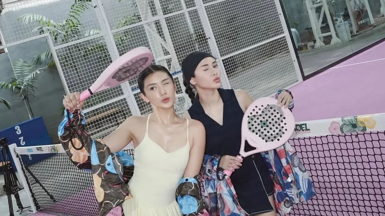 Gaya Playful Anisa Aziza di Lapangan Padel, Tampil Trendy Pakai Dress Balloon