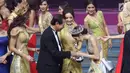 Presdir PT Bank Central Asia Tbk. (BCA) Jahja Setiaatmadja memberikan ucapan selamat kepada finalis Nadia Purwoko dari Bengkulu usai terpilih sebagai Miss Grand Indonesia 2018 pada malam final di JCC Jakarta, Sabtu (21/7)  (Liputan6.com/Angga Yuniar)
