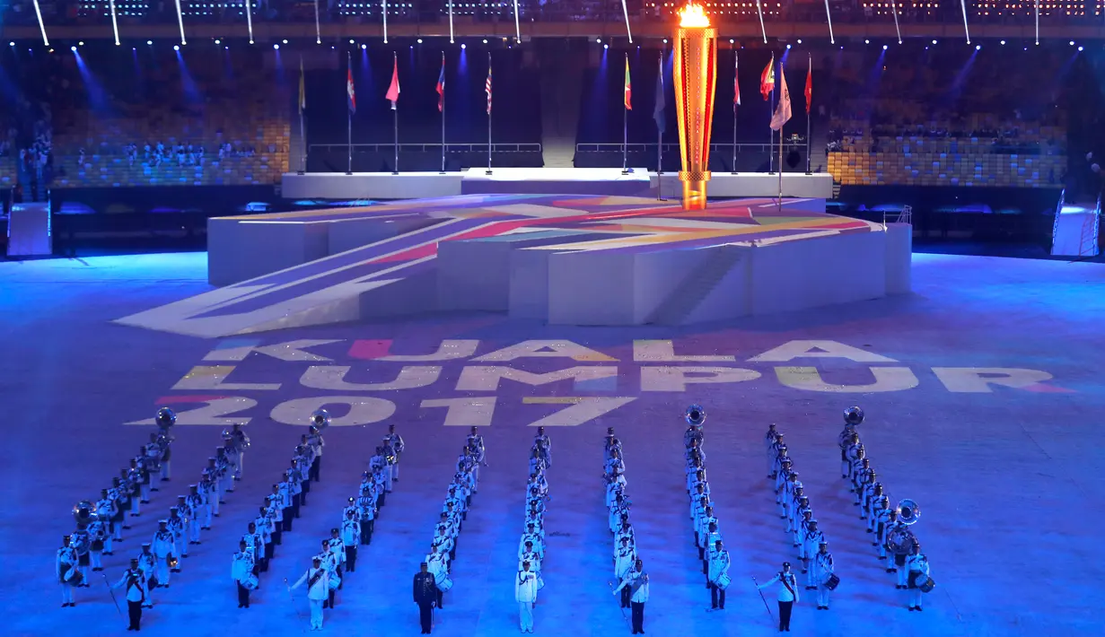 Api obor SEA Games menyala di dalam stadion saat Upacara Pembukaan Sea Games Asia Tenggara ke-29 di Kuala Lumpur, Malaysia, Sabtu, (19/08/2017). (AP Photo / Vincent Thian)