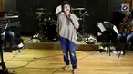 Penyanyi Ruth Sahanaya berlatih jelang konser tunggalnya di Jakarta, Jumat (16/3). Penyanyi pop berusia 51 tahun itu akan menggelar konser tunggal di Dewan Filharmonik Petronas (DFP) pada 21 Maret 2018. (Liputan6.com/Immanuel Antonius)