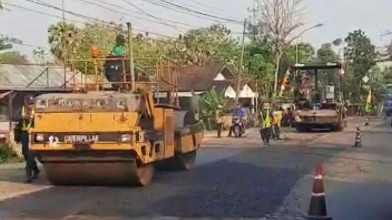 Salah satu proyek infrastruktur jalan di Kabupaten Tuban. (Liputan6.com/Ahmad Adirin)