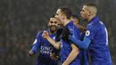Para pemain Leicester merayakan gol yang dicetak Andy King ke gawang Manchester City. Kemenangan ini masih belum mampu membawa Leicester ke papan atas klasemen, mereka masih tertahan di peringkat ke-14. (Reuters/Darren Staples)