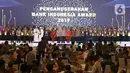 Gubernur Bank Indonesia Perry Warjiyo (tengah) berfoto bersama para penerima penghargaan BI 2019 saat acara yang sekaligus penyerahan penghargaan Bank Indonesia (BI) dalam Pertemuan Tahunan Bank Indonesia (PTBI) 2019 di Jakarta, Kamis (28/11/2019). (Liputan6.com/Angga Yuniar)