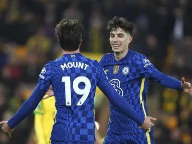 Penyerang Chelsea, Kai Havertz (kanan) berselebrasi usai mencetak gol ke gawang Norwich City pada pertandingan lanjutan Liga Inggris di Carrow Road, Norwich, Inggris, Jumat (11/3/2022). Chelsea menang atas Norwich City 3-1. (Joe Giddens/PA via AP)